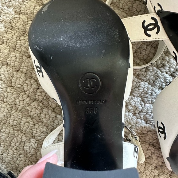 🖤🤍🖤🤍CHANEL 2022 RUNWAY CC LOGO HEELS. SIZE 36. WORN ONCE! - Picture 4 of 9